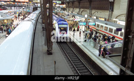 Berlin, Allemagne - 9 octobre, 2016 : train quitte la gare de terminal ferroviaire à Berlin, Allemagne. Les passagers de banlieue sur la plate-forme en attendant le prochain Banque D'Images