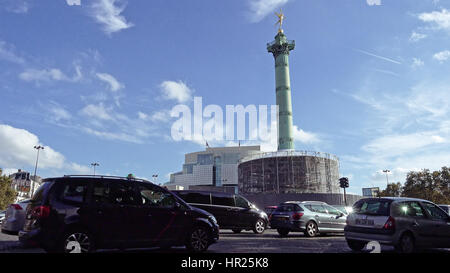 Paris, France - 15 octobre 2016 : la Place de la Bastille et l'Opéra Bastille à Paris, France. La Colonne de Juillet au centre de la place. Banque D'Images