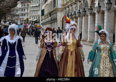 Les célébrations de Carnaval à Corfou Grèce.Femmes habillés avec des costumes traditionnels vénitiens. Banque D'Images