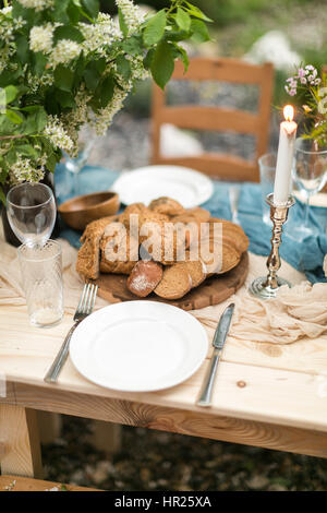 Un repas festif du printemps à l'extérieur, décor de mariage d'un tableau, mise en page, la table du pain frais. Banque D'Images