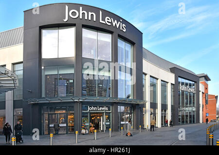 John Lewis, ministère de l'entrée du magasin et vitrines Chelmsford Essex England UK partie de 2016 Bond Street shopping centre en hiver vue du développement Banque D'Images