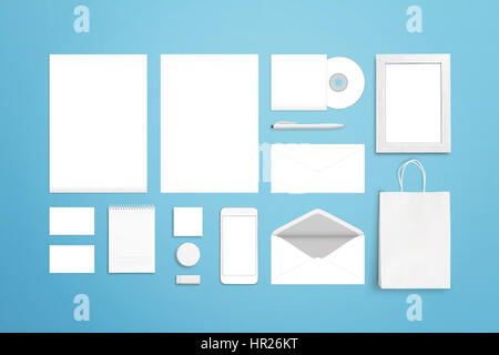 L'identité d'entreprise marque modèle. Blanc Blanc Papeterie et fournitures de bureau. Vue de dessus de bureau bleu. Banque D'Images