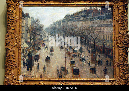 « Boulevard Montmartre on a Winter Morning » de Camille Pissarro capture une scène parisienne enneigée avec un accent sur la vie urbaine animée et les conditions atmosphériques typiques du mouvement impressionniste. Banque D'Images