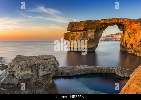 Gozo, Malte - Coucher du soleil à la belle fenêtre d'Azur, une arche naturelle et célèbre sur l'île de Gozo Banque D'Images