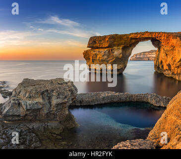 Gozo, Malte - Coucher du soleil à la belle fenêtre d'Azur, une arche naturelle et célèbre sur l'île de Gozo Banque D'Images