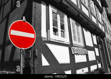 Signe de route et maison traditionnelle à Melsungen, Allemagne centrale Banque D'Images