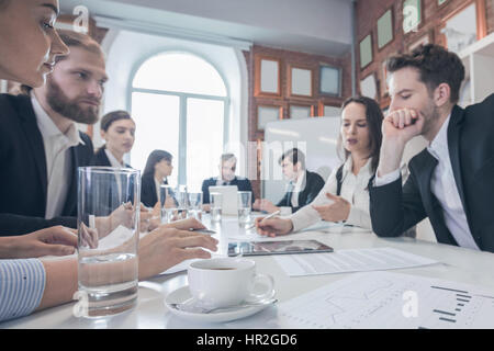Partenaires d'affaires des débats sur les documents et d'idées à la réunion Banque D'Images