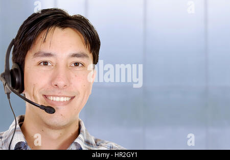 Friendly customer service man smiling dans un environnement de bureau Banque D'Images