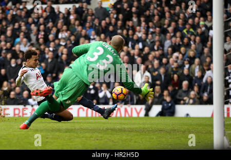 Tottenham Hotspur est Alli Dele marque son quatrième but du côté du jeu pendant le premier match de championnat à White Hart Lane, London. Banque D'Images