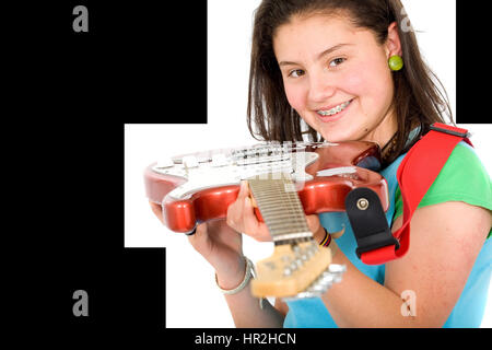Girl holding une guitare électrique sur un fond blanc Banque D'Images