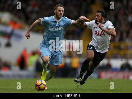 Stoke City's Marko Arnautovic (à gauche) et Tottenham Hotspur's Moussa Dembele bataille pour la balle durant le premier match de championnat à White Hart Lane, London. Banque D'Images