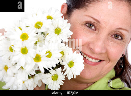 Hauts femme avec des fleurs dans ses mains Banque D'Images