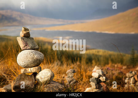 Les cheminées en pierre dans les Highlands écossais, avec vue sur la forêt de Ardochy vers Loch Garry, Ecosse, Royaume-Uni Banque D'Images