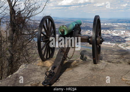 La guerre civile Cannon dominant la rivière vallée ci-dessous Banque D'Images