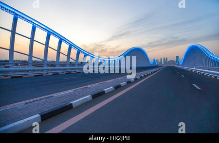 Dubaï, Émirats arabes unis - Dec 8, 2017 : vue sur Dubaï Centre à partir de la Meydān bridge après le coucher du soleil. Banque D'Images