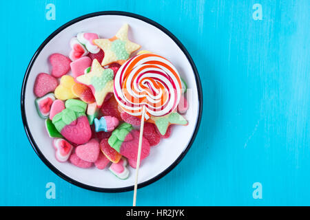 Lollipop et bonbons de gelée dans une assiette Banque D'Images