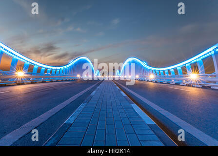 Dubaï, Émirats arabes unis - Dec 8, 2017 : vue sur Dubaï Centre à partir de la Meydān bridge après le coucher du soleil. Banque D'Images