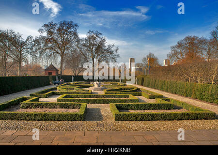 Le jardin de la Reine : 17e siècle de style jardin situé derrière / à l'arrière de la Chambre Néerlandaise / Kew Palace. UK Banque D'Images