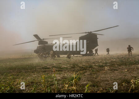 Briitsh soldat blessé en action menées pour être evecuated de chinook à Sangin un hopital à camp bastion.,sangin la province de Helmand, Afghanistan Banque D'Images