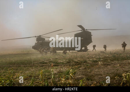 Briitsh soldat blessé en action menées pour être evecuated de chinook à Sangin un hopital à camp bastion.,sangin la province de Helmand, Afghanistan Banque D'Images