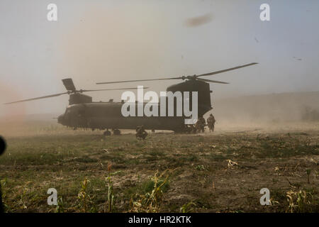 Briitsh soldat blessé en action menées pour être evecuated de chinook à Sangin un hopital à camp bastion.,sangin la province de Helmand, Afghanistan Banque D'Images