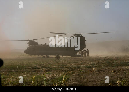 Briitsh soldat blessé en action menées pour être evecuated de chinook à Sangin un hopital à camp bastion.,sangin la province de Helmand, Afghanistan Banque D'Images