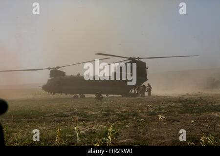 Briitsh soldat blessé en action menées pour être evecuated de chinook à Sangin un hopital à camp bastion.,sangin la province de Helmand, Afghanistan Banque D'Images