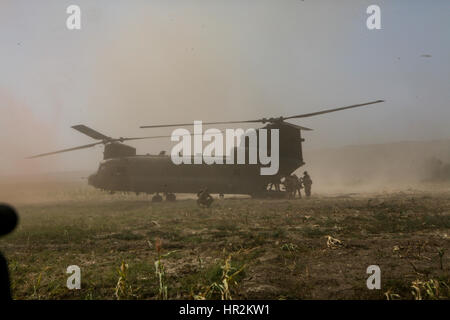 Briitsh soldat blessé en action menées pour être evecuated de chinook à Sangin un hopital à camp bastion.,sangin la province de Helmand, Afghanistan Banque D'Images