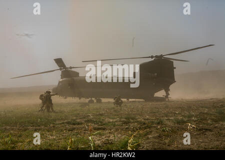 Briitsh soldat blessé en action menées pour être evecuated de chinook à Sangin un hopital à camp bastion.,sangin la province de Helmand, Afghanistan Banque D'Images