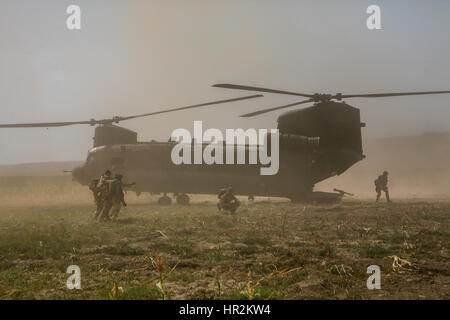 Briitsh soldat blessé en action menées pour être evecuated de chinook à Sangin un hopital à camp bastion.,sangin la province de Helmand, Afghanistan Banque D'Images