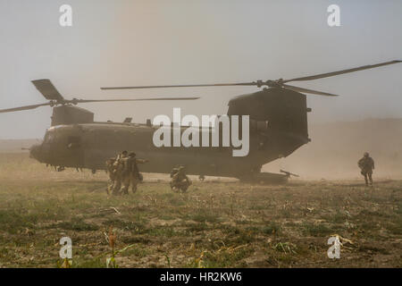 Briitsh soldat blessé en action menées pour être evecuated de chinook à Sangin un hopital à camp bastion.,sangin la province de Helmand, Afghanistan Banque D'Images