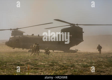 Briitsh soldat blessé en action menées pour être evecuated de chinook à Sangin un hopital à camp bastion.,sangin la province de Helmand, Afghanistan Banque D'Images