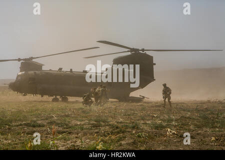 Briitsh soldat blessé en action menées pour être evecuated de chinook à Sangin un hopital à camp bastion.,sangin la province de Helmand, Afghanistan Banque D'Images