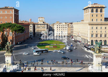 Vue sur la place de Venise, vers la Via del Corso, à partir du monument de Vittorio Emanuele, Rome, Italie Banque D'Images