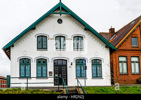 Häuser auf dem Deich dans Mittelnkirchen, Altes Land ; maisons dans Mittelnkirchen, Basse-Saxe Banque D'Images