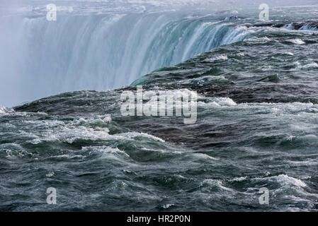 Un gros plan de l'eau au bord des chutes Horseshoe, à Niagara Falls, Ontario Canada. Banque D'Images
