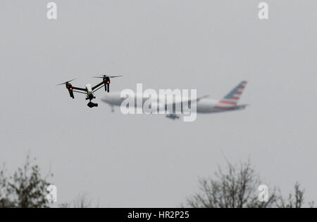 Un Bourdon va à Hanworth Park dans l'ouest de Londres, qu'un avion 747 de British Airways se prépare à atterrir à l'aéroport de Heathrow derrière. Banque D'Images