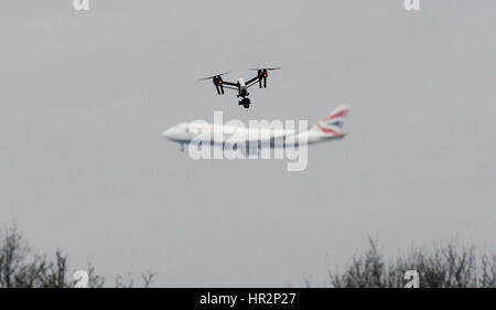 Un Bourdon va à Hanworth Park dans l'ouest de Londres, qu'un avion 747 de British Airways se prépare à atterrir à l'aéroport de Heathrow derrière. Banque D'Images