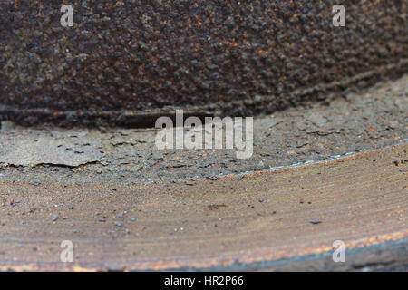 Disques de frein usés excessivement rusty : trop maigre, couverte de rouille, et à la frontière avec la zone brûlée Banque D'Images