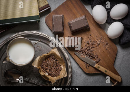 Faire un gâteau, la fonte du chocolat, y ajouter des œufs et du lait. Pas de farine. Mais pas végétarien végétalien. Banque D'Images