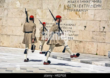 Athènes, Grèce, le 04 juin 2016. Changement de la Garde de cérémonie devant le parlement grec. Banque D'Images