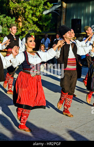 Ivanovo, la Serbie, le 15 août 2016. Le groupe de jeunes danse danses traditionnelles de la région de la Serbie. Banque D'Images