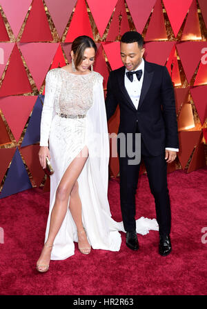 Chrissy Teigen et John Legend arrivant à la 89e Academy Awards tenue au Kodak Theater à Hollywood, Los Angeles, USA. Banque D'Images