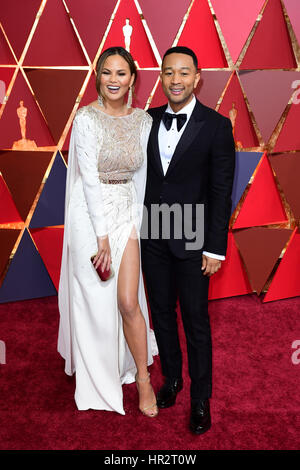 Chrissy Teigen et John Legend arrivant à la 89e Academy Awards tenue au Kodak Theater à Hollywood, Los Angeles, USA. ASSOCIATION DE PRESSE Photo. Photo date : dimanche 26 février, 2017. Voir PA story SHOWBIZ Oscars. Crédit photo doit se lire : Ian West/PA Wire Banque D'Images