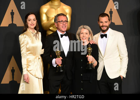 Dakota Johnson (à gauche) et Jamie Dornan (à droite) présente David Wasco et Sandy Reynolds-Wasco avec le prix pour le dessin de production pour la La Land dans la salle de presse à la 89e Academy Awards tenue au Kodak Theater à Hollywood, Los Angeles, USA. Banque D'Images