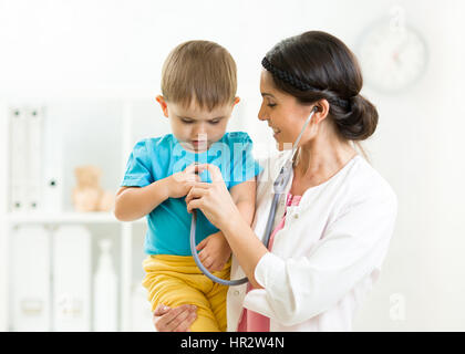 Petit garçon et jeune femme médecin à l'hôpital ayant examen Banque D'Images