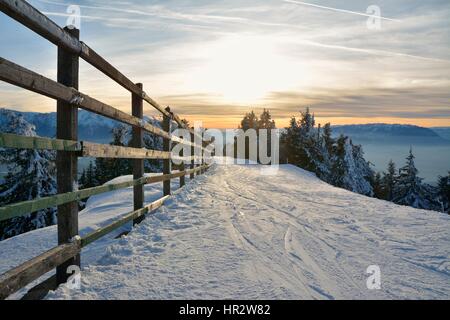 Coucher du soleil d'hiver dans les montagnes Postavaru, Poiana Brasov ski resort Banque D'Images