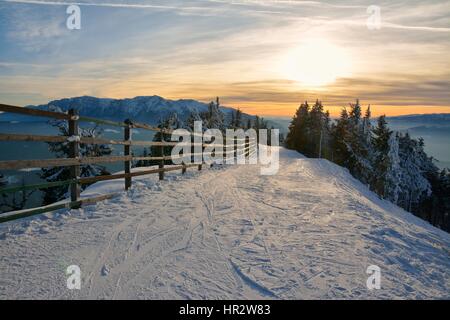 Coucher du soleil d'hiver dans les montagnes Postavaru, Poiana Brasov ski resort Banque D'Images