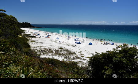 Les gens se reposer sur une journée chaude et profiter de la plage de sable blanc et eaux aqua. Hyams Beach est une station village de la Shoalhaven, sur les rives de la Baie de Jervis Banque D'Images