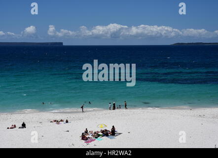 Hyams beach, Australie - Jan 7, 2017. Les gens se reposer sur une journée chaude et profiter de la plage de sable blanc et eaux aqua. Hyams Beach est un village balnéaire dans le S Banque D'Images